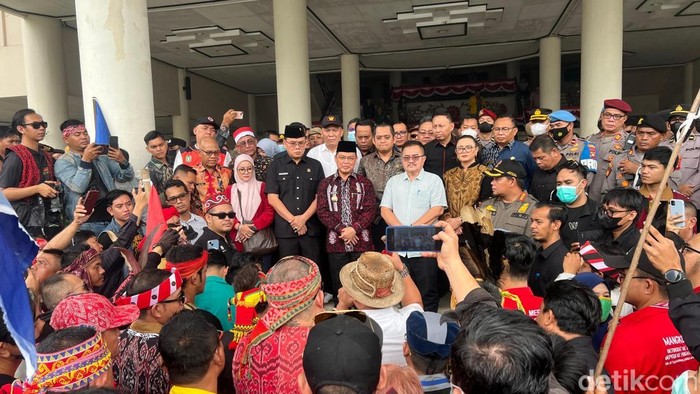 Aksi demo dari Aliansi Masyarakat Kalimantan Barat soal Perda Peladang di depan Gedung DPRD Kalbar.