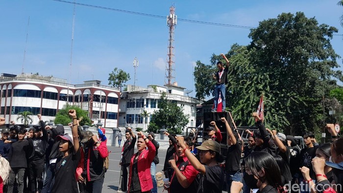 Aksi unjuk rasa di depan Balai Kota Medan. (Rechtin Hani Ritonga/detikSumut)
