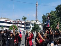 Video: Puluhan Massa Geruduk Balai Kota Medan, Desak Evaluasi Anggaran