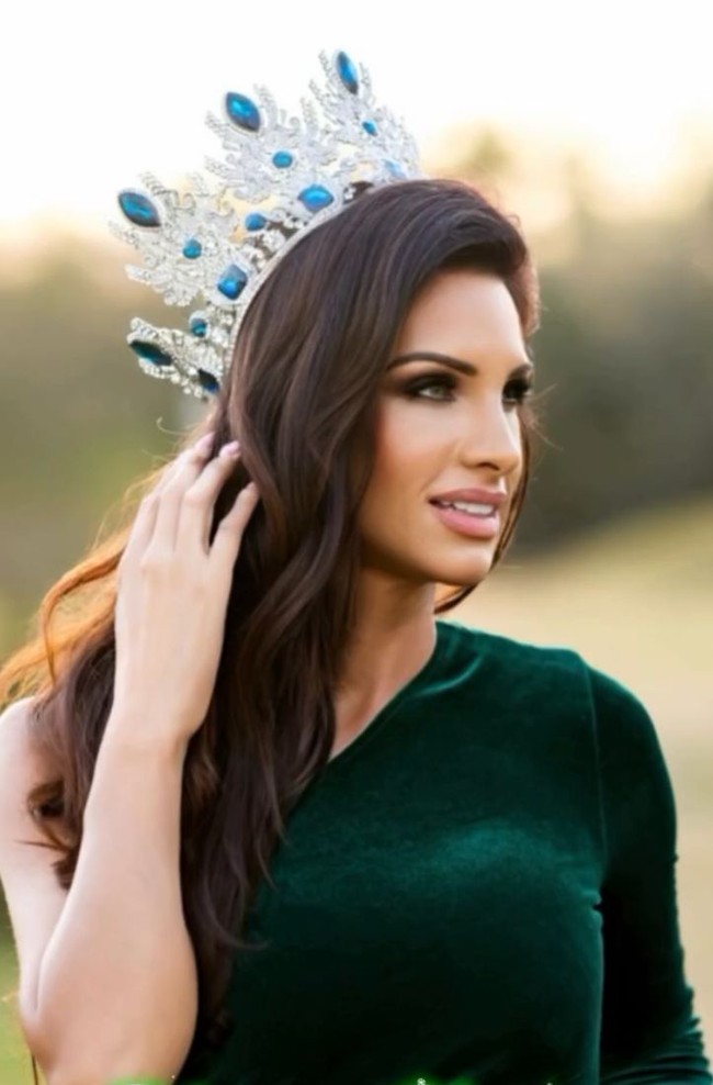 Berusia 41 tahun, Amber Uhler menjadi kontestan tertua sekaligus seorang ibu pertama yang bersaing di panggung edisi ke-75 Miss USA di Miami. Sempat khawatir akan merasa minder di antara peserta berusia 20-an, dia justru mendapatkan dukungan penuh dan sorakan semangat dari para kontestan muda. Foto: Dok. Instagram @amber.uhler