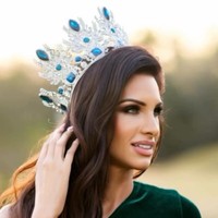 Berusia 41 tahun, Amber Uhler menjadi kontestan tertua sekaligus seorang ibu pertama yang bersaing di panggung edisi ke-75 Miss USA di Miami. Sempat khawatir akan merasa minder di antara peserta berusia 20-an, dia justru mendapatkan dukungan penuh dan sorakan semangat dari para kontestan muda. Foto: Dok. Instagram @amber.uhler