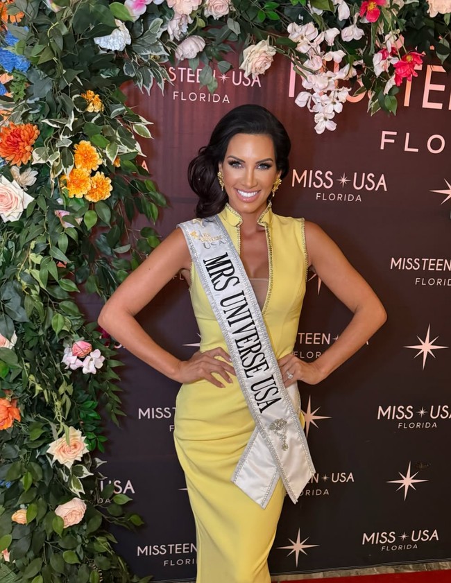 Lewat diet ketat dan olahraga konsisten selama 3,5 tahun, Amber berhasil memangkas bobot tubuhnya hingga 77 kg dan berhasil merebut mahkota Mrs. Florida Universe 2024. Foto: Dok. Instagram @amber.uhler