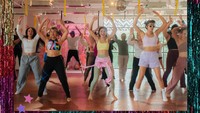 Andien merayakan ulang tahun dengan mengajak rekan-rekannya workout bareng. IT’S MY 41st BIRTHDAY WORKOUT! Tahun ini pengin ngerayain ulang tahun sedikit berbeda: olahraga pagi di gudang yang panas bareng temen-temen tersayang, ditemenin our favorite R&B songs from the ’90s and 2000s (because obviously, we need good music to survive the sweat 😂). This is a celebration of health, time, and love, tulisnya dilihat di Instagram, Jumat (28/8/2026). (Foto: dok Instagram andien)