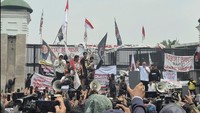 Andre Rosiade dkk Temui Massa AMPB Depan DPR, Naik Mobil Komando