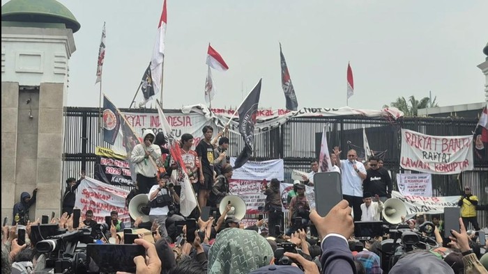 Andre Rosiade dkk naik mobil komando temui massa AMPB (Kurniawan/detikcom)