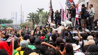 Anggota DPR Temui Massa di Tengah Aksi di Depan Gedung DPR