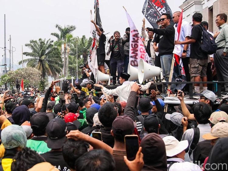Anggota DPR Temui Massa di Tengah Aksi di Depan Gedung DPR