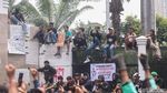 Anggota DPR Temui Massa di Tengah Aksi di Depan Gedung DPR