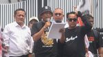 Anggota DPR Temui Massa di Tengah Aksi di Depan Gedung DPR