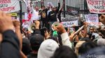 Anggota DPR Temui Massa di Tengah Aksi di Depan Gedung DPR