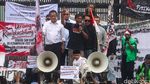 Anggota DPR Temui Massa di Tengah Aksi di Depan Gedung DPR