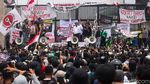 Anggota DPR Temui Massa di Tengah Aksi di Depan Gedung DPR