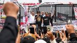 Anggota DPR Temui Massa di Tengah Aksi di Depan Gedung DPR