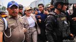 Anggota DPR Temui Massa di Tengah Aksi di Depan Gedung DPR