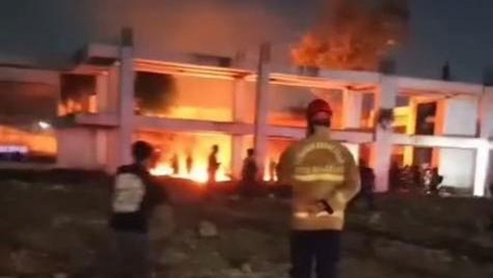 Asap mengepul saat kebakaran di area gedung FT UNM Parangtambung.