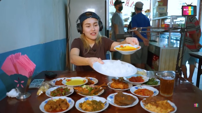 Ayu Ting Ting kulineran di Depok