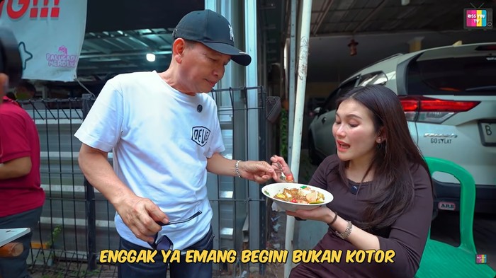 Ayu Ting Ting kulineran di Depok