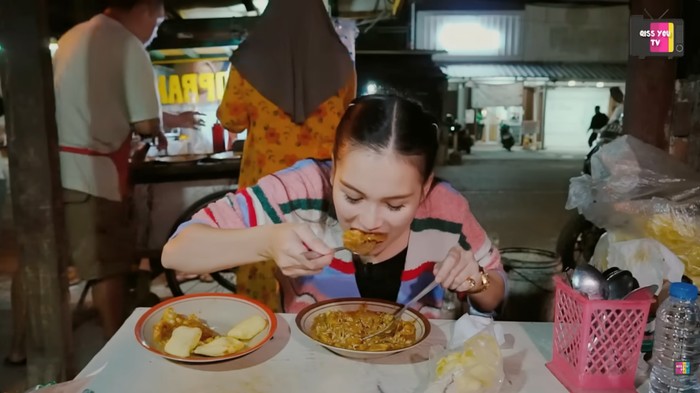 Ayu Ting Ting kulineran di Depok