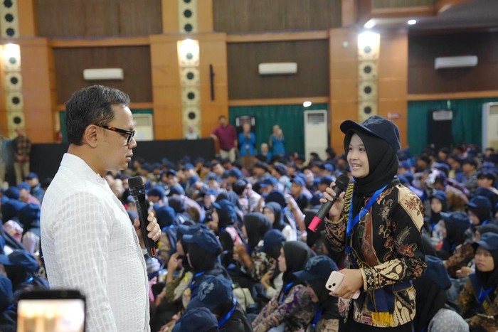 Bangun Indonesia, Wamendagri Ajak Anak Muda Ambil Peran di Era Digital