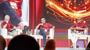 Sejumlah pembicara dari industri teknologi dan telekomunikasi berbagi pandangan mengenai masa depan ekosistem digital global di BATIC 2026. Foto: Adi FR/detikINET