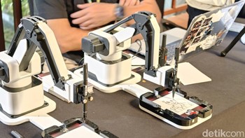 Salah satu booth yang ramai dikunjungi peserta BATIC 2026, pembuatan doodle oleh robot. Foto: Adi FR/detikINET