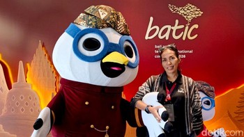 Tidak ketinggalan berfoto dengan maskot BATIC yang tahun ini mengenakan beskap. Foto: Adi FR/detikINET
