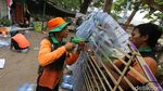 Botol Plastik Disulap Jadi Perahu Hias Burung Merak