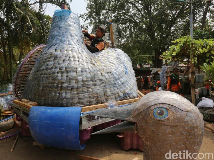 Botol Plastik Disulap Jadi Perahu Hias Burung Merak