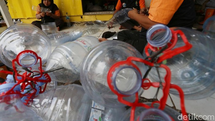 Petugas Unit Penanganan Sampah (UPS) Badan Air Kecamatan Kembangan membuat perahu hias berbentuk burung merak dari limbah plastik di Kembangan, Jakarta Barat, Kamis (27/8/2026).

Perahu hias tersebut dibuat dengan memanfaatkan lebih dari 1.000 botol dan galon plastik bekas. Material yang digunakan dikumpulkan dari bank sampah serta sejumlah titik penanganan sampah di wilayah Jakarta.