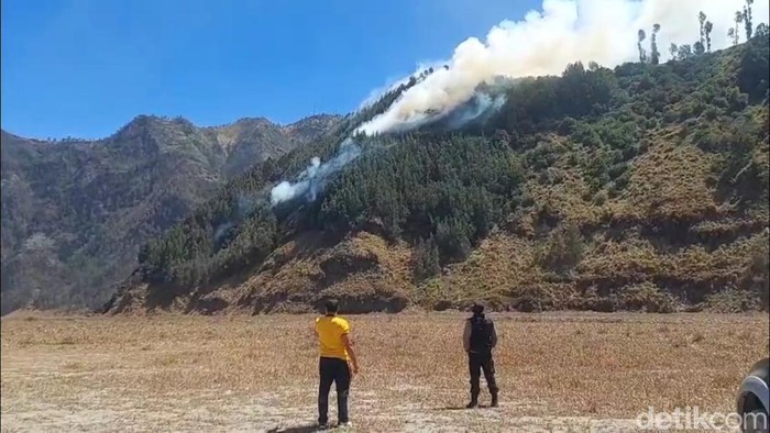 Bromo kembali terbakar
