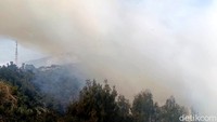 Pergerakan api juga semakin sulit dikendalikan karena angin bertiup ke arah timur laut. Kobaran api terus merambat di antara vegetasi kering dan mulai mendekati sejumlah penginapan yang berada di kawasan Cemoro Lawang.