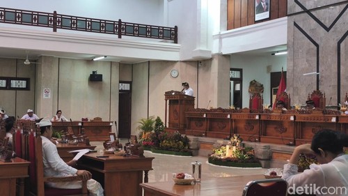 Bupati Buleleng I Nyoman Sutjidra saat rapat paripurna penandatanganan persetujuan bersama oleh Bupati dan Pimpinan DPRD atas rancangan KUA-PPAS TA. 2027, Kamis (27/8/2026).