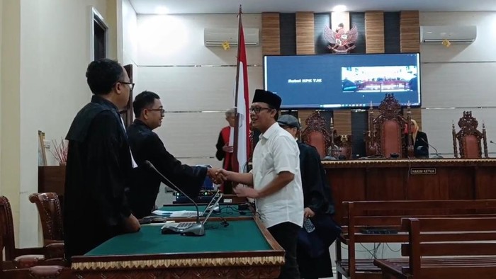 Bupati nonaktif Lampung Tengah Ardito Wijaya usai menjalani sidang vonis