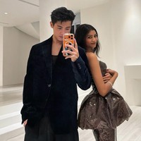 Melalui tulisan, Cheng seperti ingin mengatakan bahwa ia jatuh cinta kepada wanita India.  Mungkin hal terindah tentang wanita India bukanlah hanya apa yang kalian lihat, tetapi apa yang kalian rasakan. Mereka mencintai dengan sepenuh hati, peduli dengan tulus, tertawa dengan segenap jiwa,” Foto: Instagram @chengchangfan