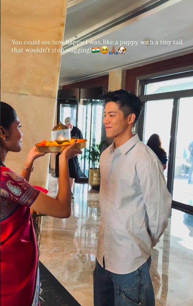 Kisah mereka disebut berawal dari pertemuan di hotel di India. Pada 2025, Cheng membagikan video saat wanita itu menyambutnya dengan upacara aarti dan tilak. Saat itu, Cheng terlihat menatapnya dalam sambil tersenyum. Foto: Instagram @chengchangfan