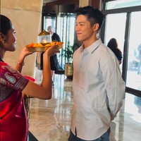 Kisah mereka disebut berawal dari pertemuan di hotel di India. Pada 2025, Cheng membagikan video saat wanita itu menyambutnya dengan upacara aarti dan tilak. Saat itu, Cheng terlihat menatapnya dalam sambil tersenyum. Foto: Instagram @chengchangfan