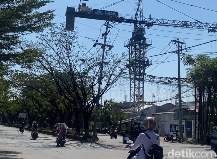 Crane proyek RS di Jalan Yusuf Daeng Ngawing Makassar ancam keselamatan pengendara.