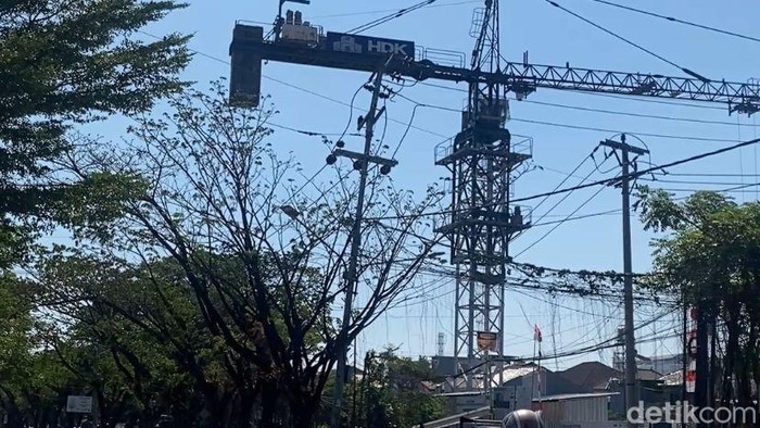 Crane proyek RS di Jalan Yusuf Daeng Ngawing Makassar ancam keselamatan pengendara.