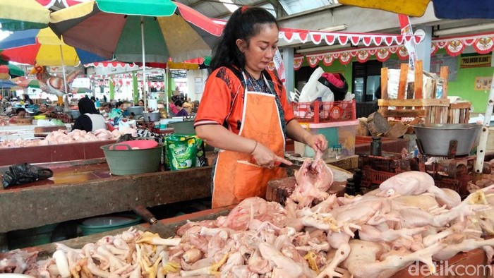 Pedagang ayam potong di Pasar Rejowinangun Magelang, Kamis (27/8/2026).