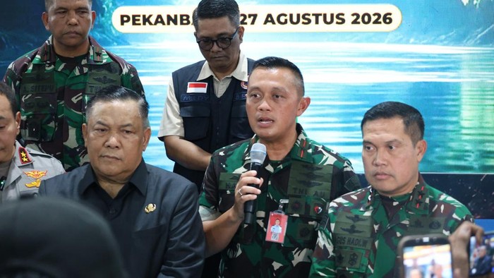 Danlanud Roesmin Nurjadin Marsma TNI Abdul Haris mengatakan Satgas Udara menyebar 30 ton garam untuk Operasi Modifikasi Cuaca, Kamis (27/8/2026).