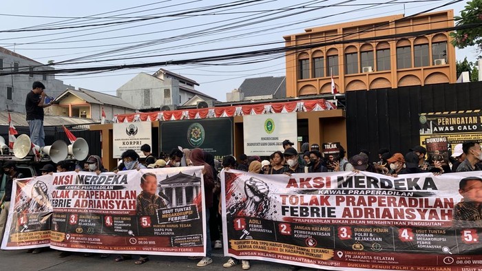 Demonstrasi di depan PN Jaksel jelang sidang putusan Febrie (Mulia/detikcom)