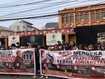 Massa Demo Jelang Sidang Putusan, Desak Hakim Tolak Praperadilan Febrie