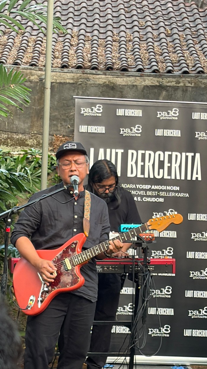Leila S. Chudori dan Efek Rumah Kaca berkolaborasi dalam lagu Matilah Kau Mati dari film Laut Bercerita, menggabungkan puisi dan musik dengan emosional.