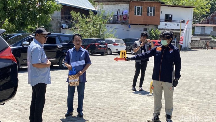 Eks Kadinkes Parepare, Muh Yamin memperagakan penyerahan uang Rp 600 juta ke eks Pimpinan DPRD Firdaus Djollong.