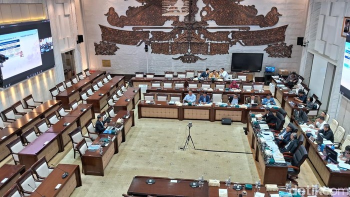 Solikin M. Juhro menjalani uji kelayakan dan kepatutan sebagai Calon Deputi Gubernur Bank Indoensia di Komisi XI DPR, Kamis (27/8/2026).