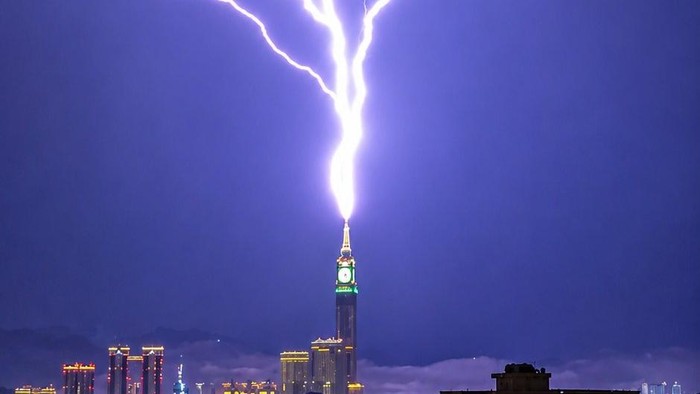 Foto kilatan petir di Menara Abraj Al Bait, Makkah.