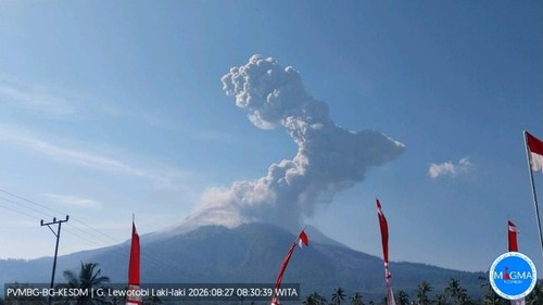 Gunung Lewotobi Laki-laki meletus pagi ini, Kamis (27/8/2026).