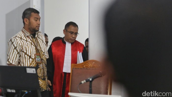 Mengadili, dalam pokok perkara menolak permohonan praperadilan Pemohon untuk seluruhnya,