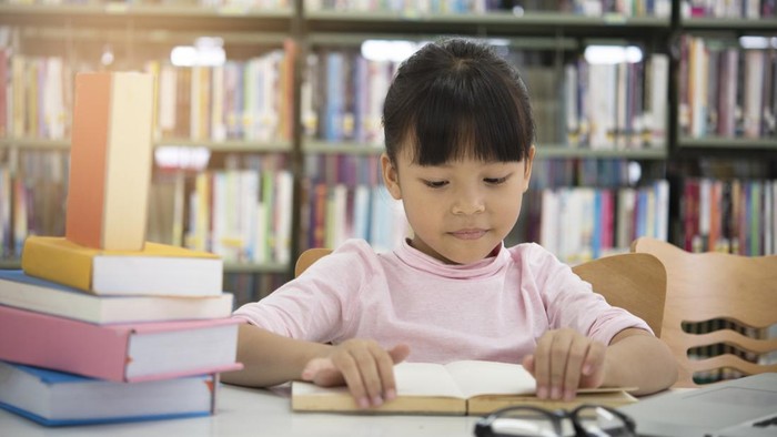 Ilustrasi Anak Belajar dan Baca Buku