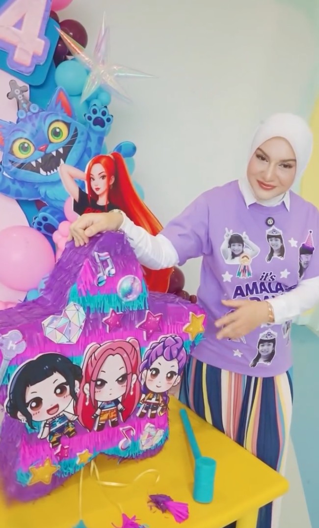 Kompak dengan para anggota keluarganya, Irish tampil simpel kenakan kaos berwarna ungu yang sudah disablon spesial dengan foto-foto wajah putrinya. Foto: Instagram/@_irishbella_